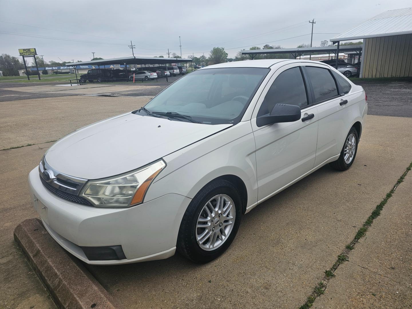 2009 WHITE Ford Focus SE Sedan (1FAHP35N49W) with an 2.0L L4 DOHC 16V engine, located at 533 S Seven Points BLVD, Seven Points, TX, 75143, (430) 255-4030, 32.313999, -96.209351 - Photo#0